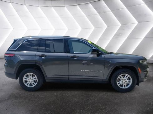 Used 2023 Jeep Grand Cherokee Laredo AWD/4WD image 2