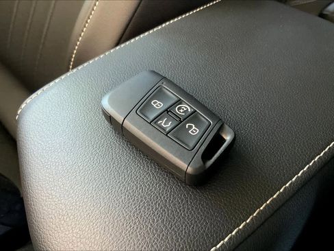 Used 2022 Volkswagen Tiguan SE w/ Panoramic Sunroof Package image 15