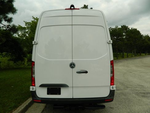 Used 2022 Mercedes-Benz Sprinter 2500 image 8
