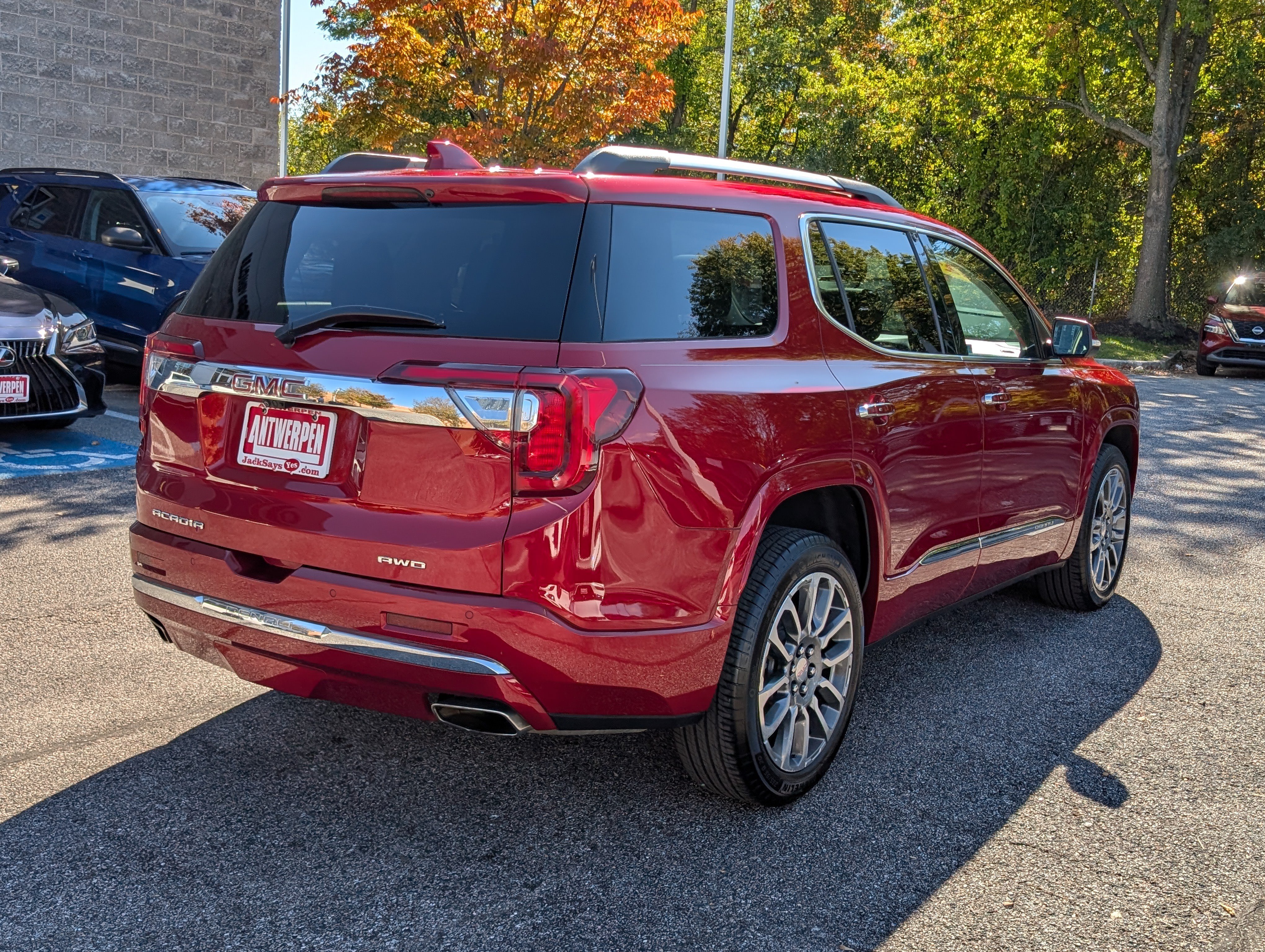 Used 2021 GMC Acadia Denali w/ Denali Ultimate Package AWD/4WD image 3