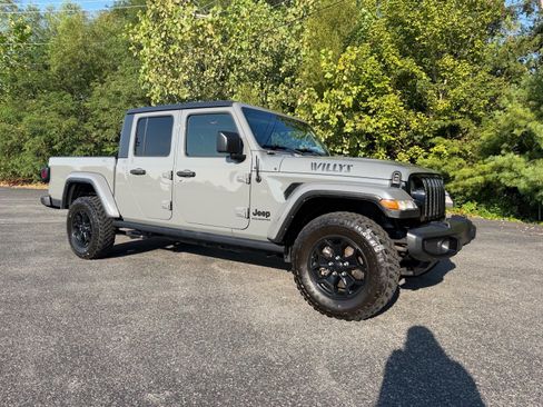 Used 2023 Jeep Gladiator Sport AWD/4WD image 2