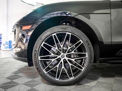 Certified 2024 Porsche Macan image 13