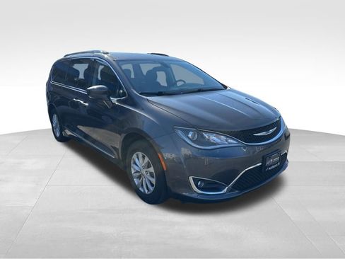 Used 2018 Chrysler Pacifica Touring-L image 8