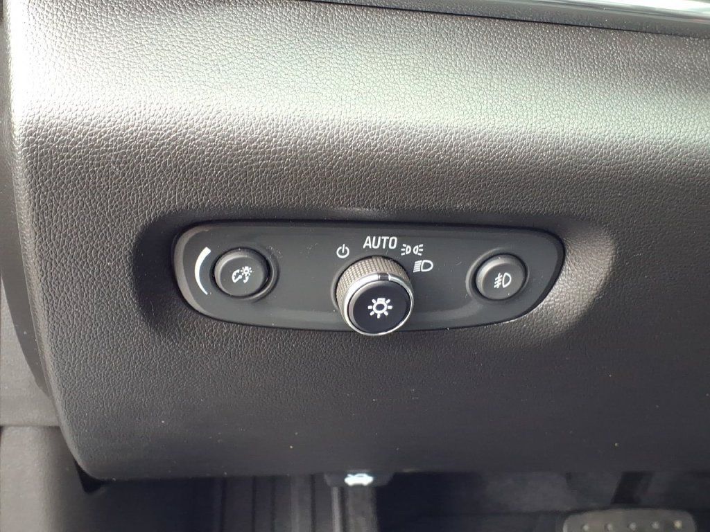 Used 2020 Chevrolet Traverse Premier w/ LPO, Blackout Package FWD image 29