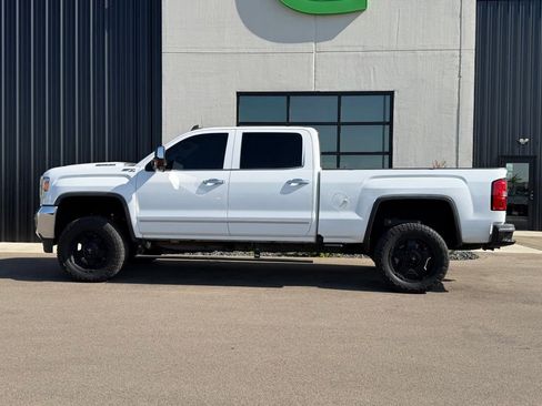 Used 2019 GMC Sierra 2500 SLT w/ Duramax Plus Package AWD/4WD image 2