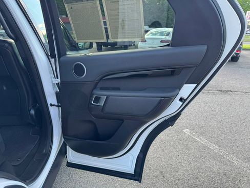 Used 2019 Land Rover Discovery SE AWD/4WD image 21