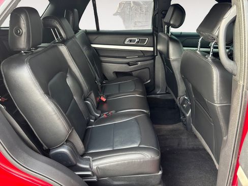Used 2017 Ford Explorer XLT w/ Equipment Group 202A AWD/4WD image 23