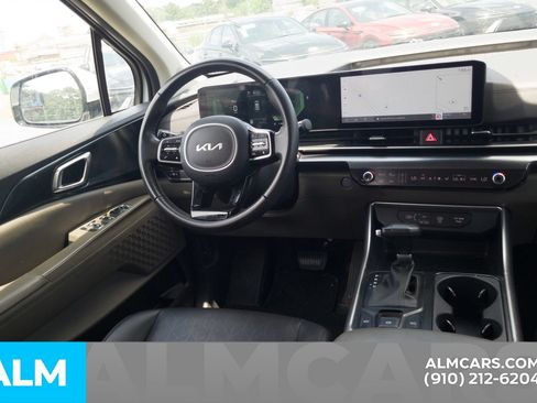 Used 2025 Kia Carnival FWD image 21