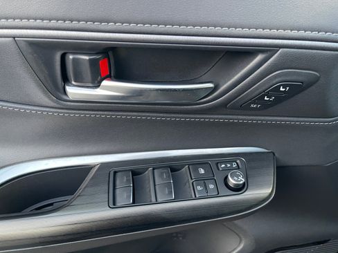 Used 2024 Toyota Venza XLE image 18