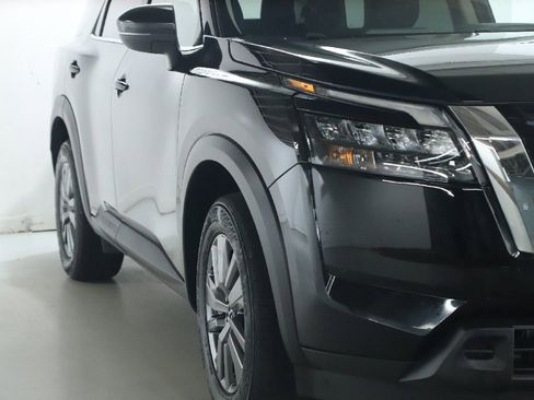 Certified 2025 Nissan Pathfinder SV FWD image 9
