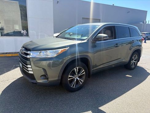 Used 2017 Toyota Highlander LE AWD/4WD image 3