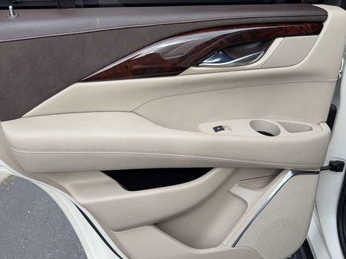 Used 2015 Cadillac Escalade Luxury image 35
