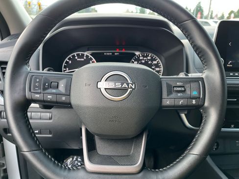 Used 2025 Nissan Rogue SV image 30