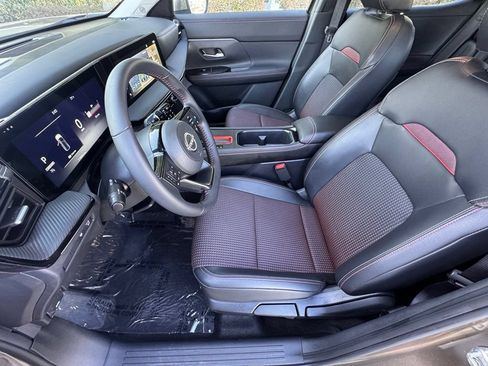 Certified 2025 Nissan Kicks SR FWD image 11