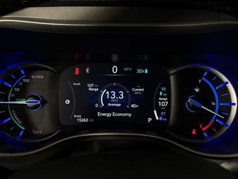 Used 2025 Chrysler Pacifica Select w/ Uconnect Theater Family Group FWD image 15