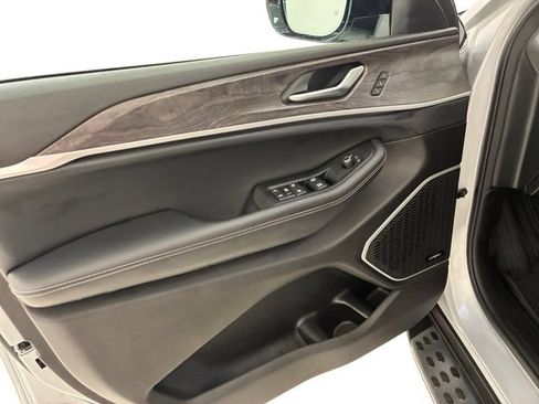 Used 2023 Jeep Grand Cherokee Limited AWD/4WD image 13