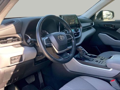 Used 2023 Toyota Highlander LE AWD/4WD image 28