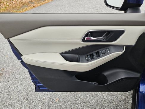 Used 2021 Nissan Rogue SV w/ Premium Package image 7