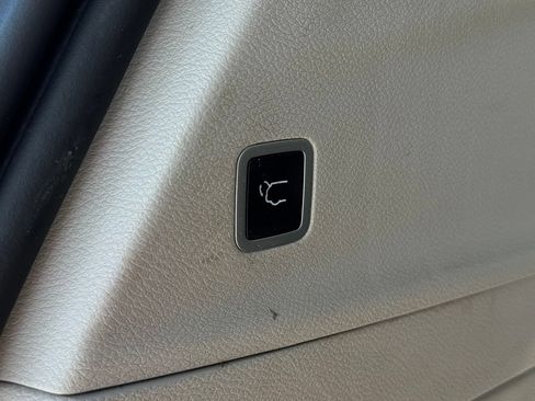 Used 2023 Chrysler Voyager LX FWD image 16