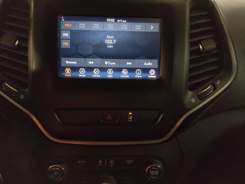 Used 2021 Jeep Cherokee Latitude FWD image 25
