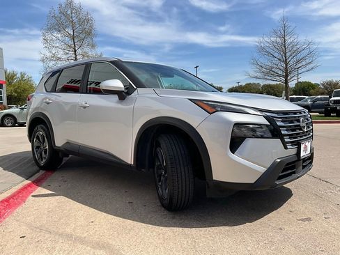 Used 2025 Nissan Rogue SV image 4