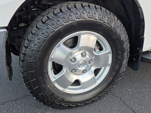 Used 2010 Toyota Tundra 4x4 CrewMax image 11