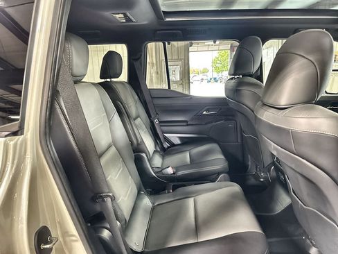 Used 2025 Lexus GX 550 w/ Accessory Package (2T) AWD/4WD image 31