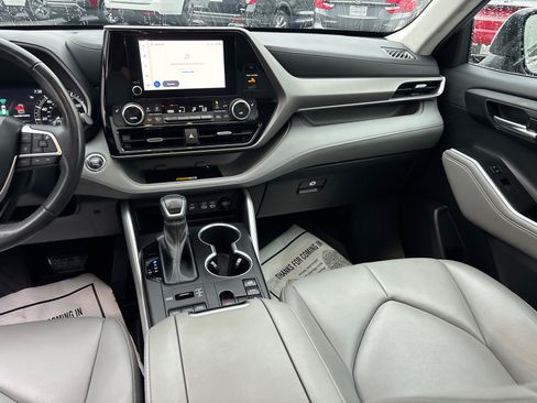 Used 2023 Toyota Highlander XLE AWD/4WD image 32