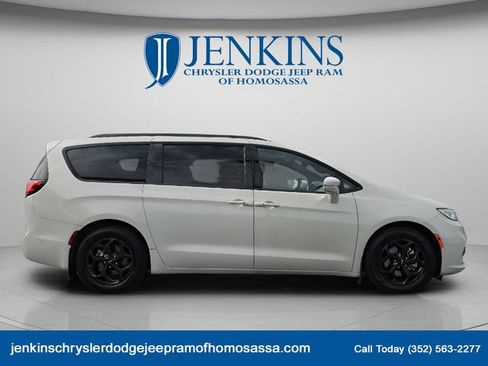 Used 2021 Chrysler Pacifica Touring-L w/ Uconnect Theater Family Group FWD image 3