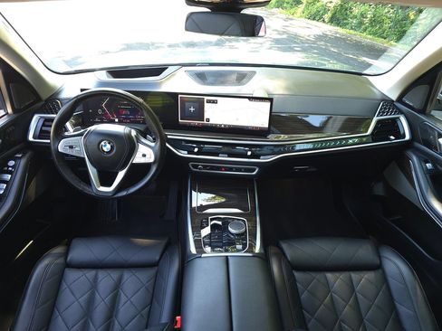 Used 2025 BMW X7 xDrive40i w/ Premium Package AWD/4WD image 10
