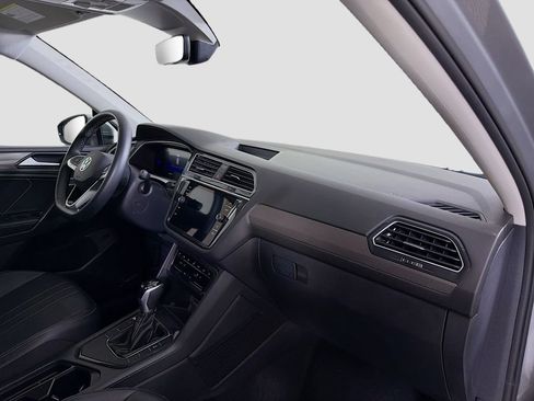 Used 2024 Volkswagen Tiguan SE FWD image 32