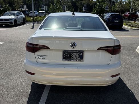 Used 2021 Volkswagen Jetta SE image 3