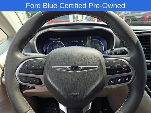 Used 2023 Chrysler Pacifica Touring-L FWD image 19