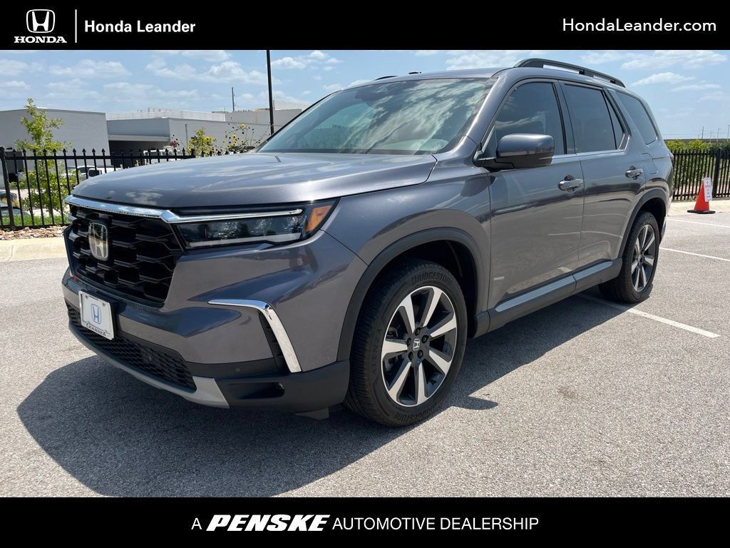 Used 2025 Honda Pilot Touring image 1