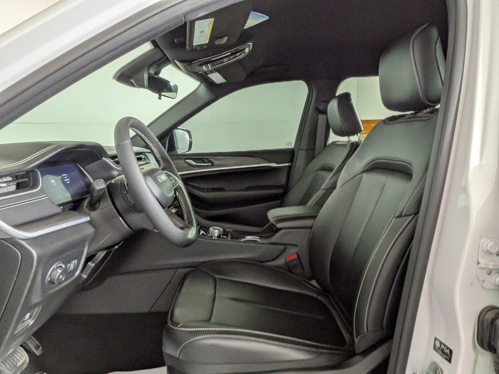 Certified 2025 Jeep Grand Cherokee Limited AWD/4WD image 18