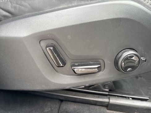 Certified 2024 Volvo XC60 T8 Ultimate w/ Protection Package Premier image 39