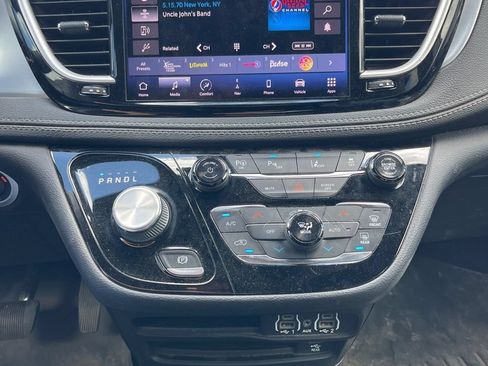 Used 2022 Chrysler Pacifica Touring-L w/ Uconnect Theater Family Group FWD image 11