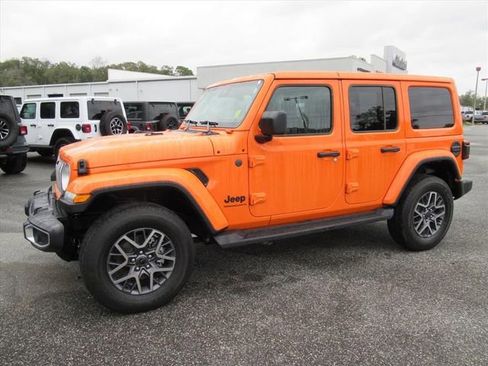 Used 2025 Jeep Wrangler Sahara image 4