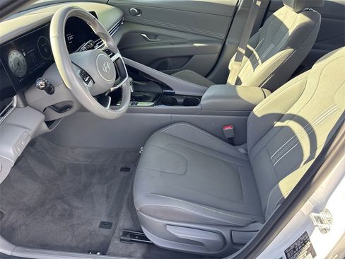 Used 2024 Hyundai Elantra SEL w/ Convenience Package image 9