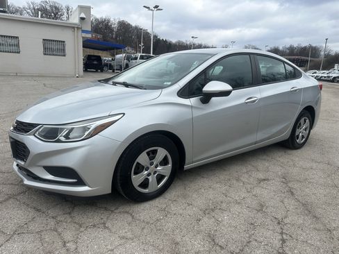 Used 2018 Chevrolet Cruze LS image 3
