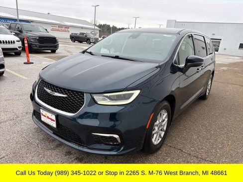 Used 2023 Chrysler Pacifica Touring-L image 9