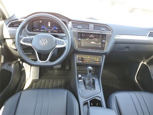 Used 2024 Volkswagen Tiguan SE image 6