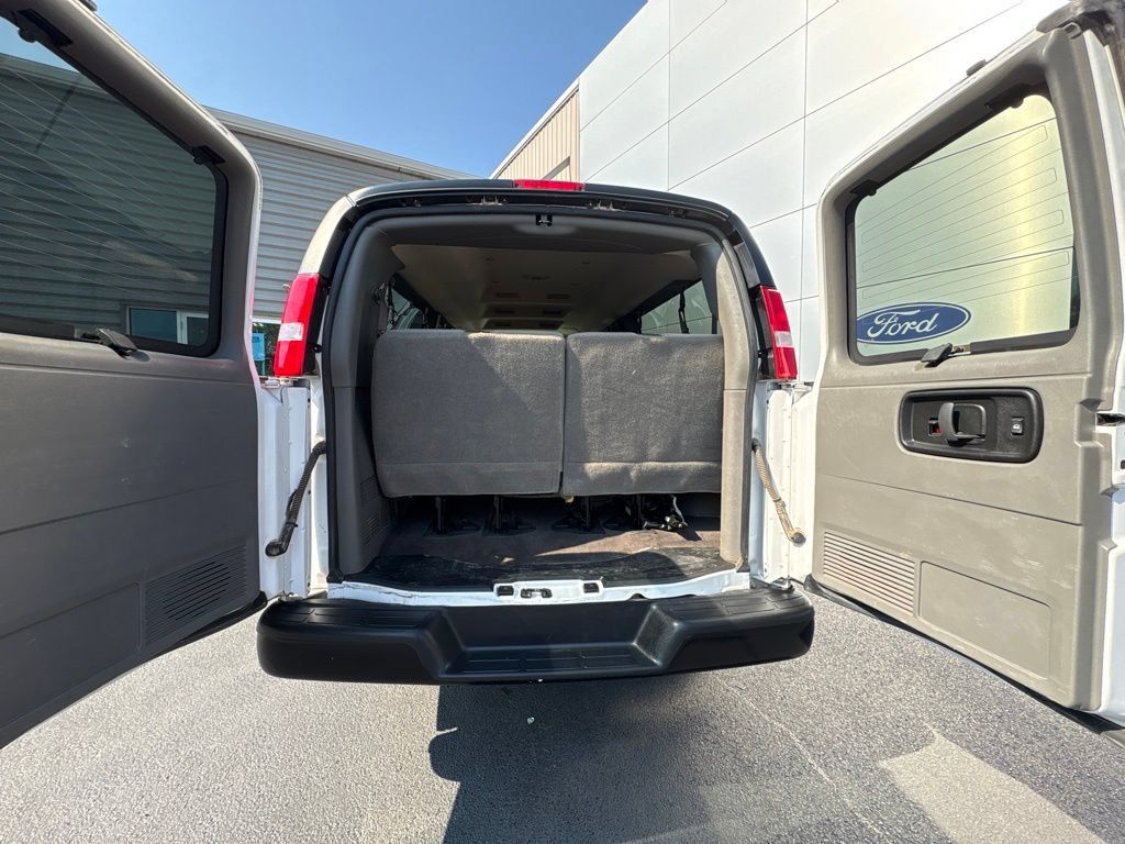 Used 2025 Chevrolet Express 3500 LS RWD image 7