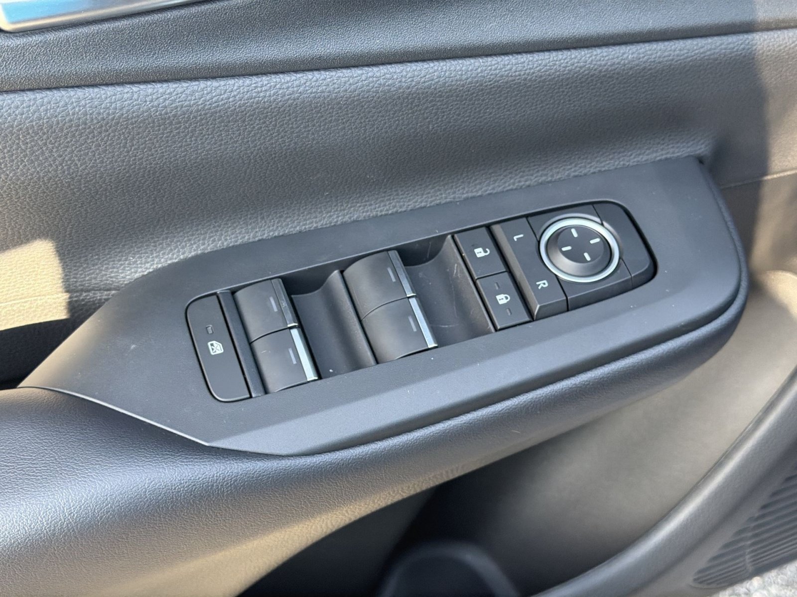 New 2027 Toyota Prius Plug-In Hybrid FWD image 10