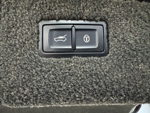 Used 2017 Bentley Bentayga image 26