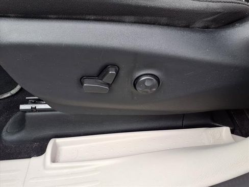 Used 2022 Chrysler Voyager LX image 22