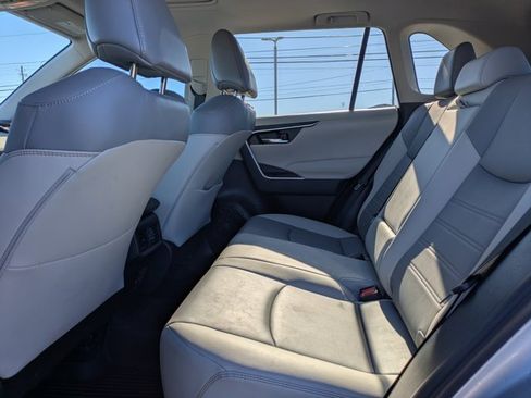 Used 2021 Toyota RAV4 XLE Premium image 14