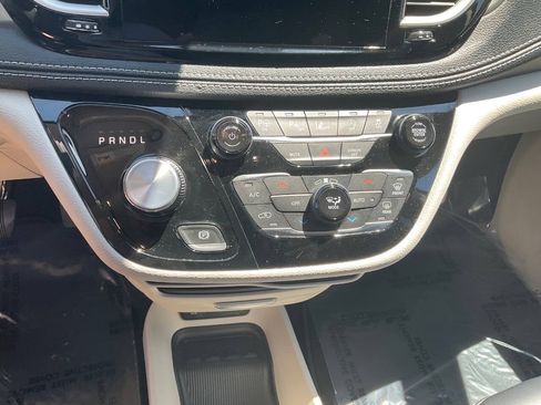 Used 2023 Chrysler Pacifica Touring-L FWD image 18