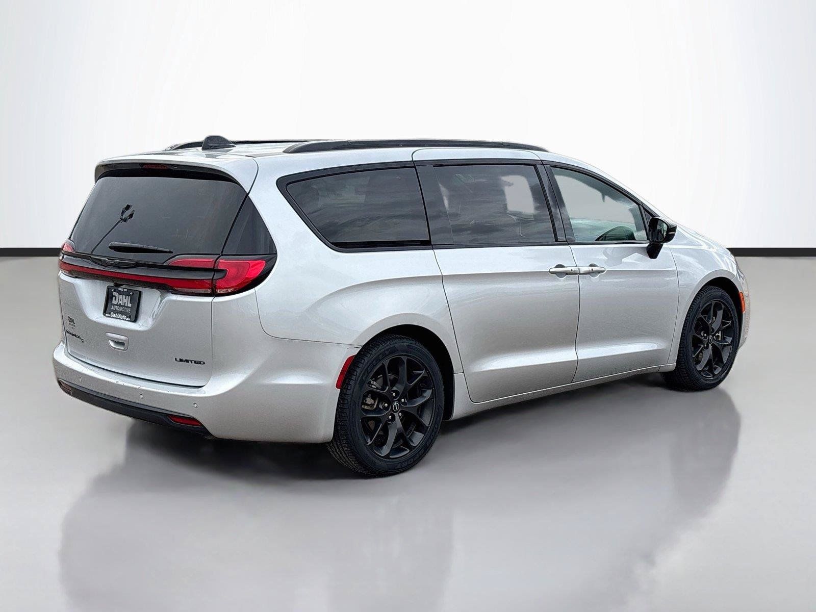 Certified 2026 Chrysler Pacifica Limited w/ S Appearance Package FWD image 13