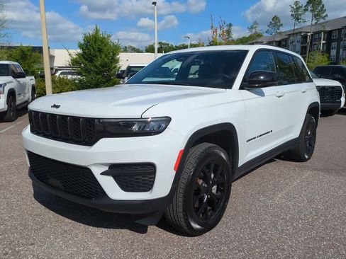 Used 2025 Jeep Grand Cherokee Altitude image 2